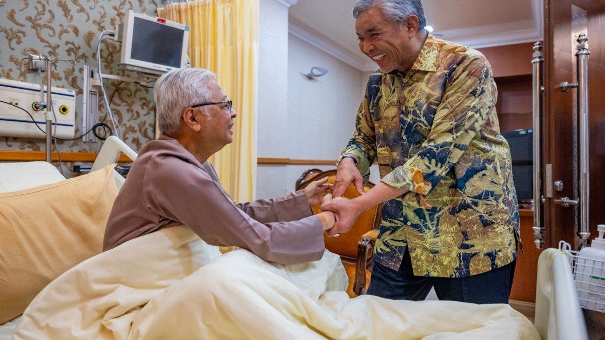 Ahmad Zahid Visits Ismail Sabri at IJN Following Heart Procedure