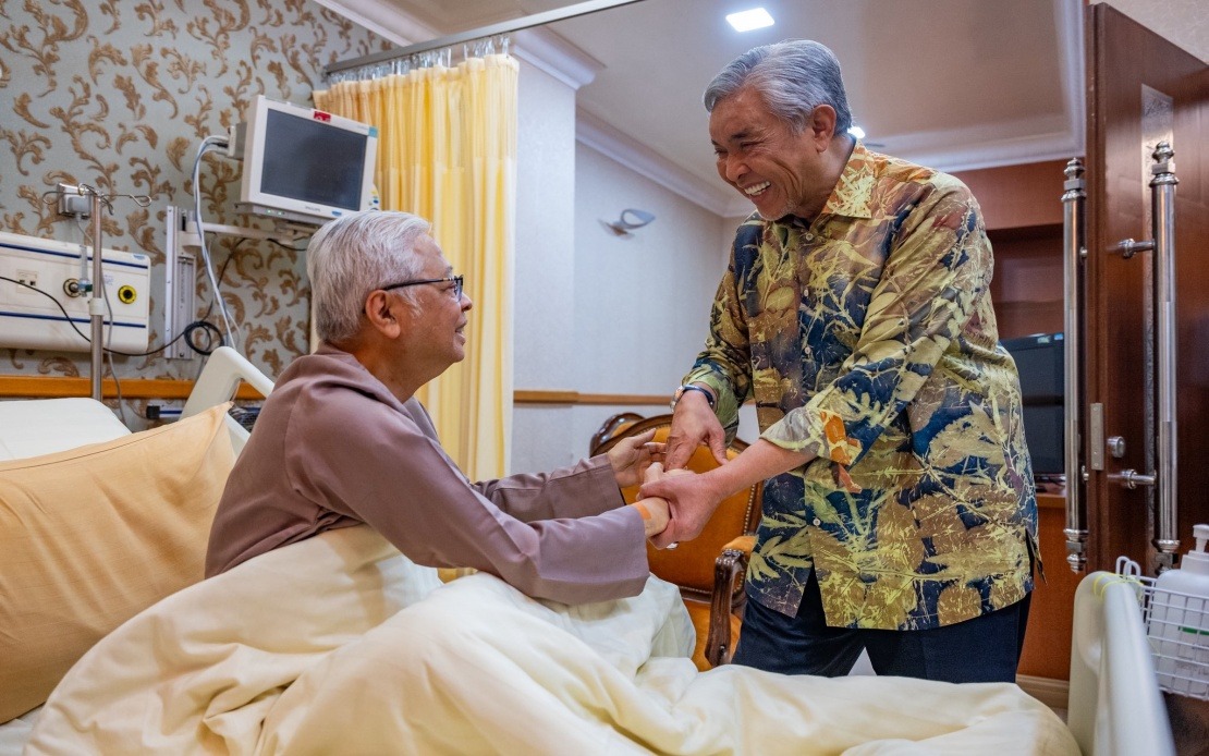 Ahmad Zahid Visits Ismail Sabri at IJN Following Heart Procedure