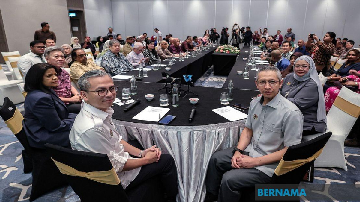 Fahmi Eyes Regular Media Dialogues at National Journalists' Day Events