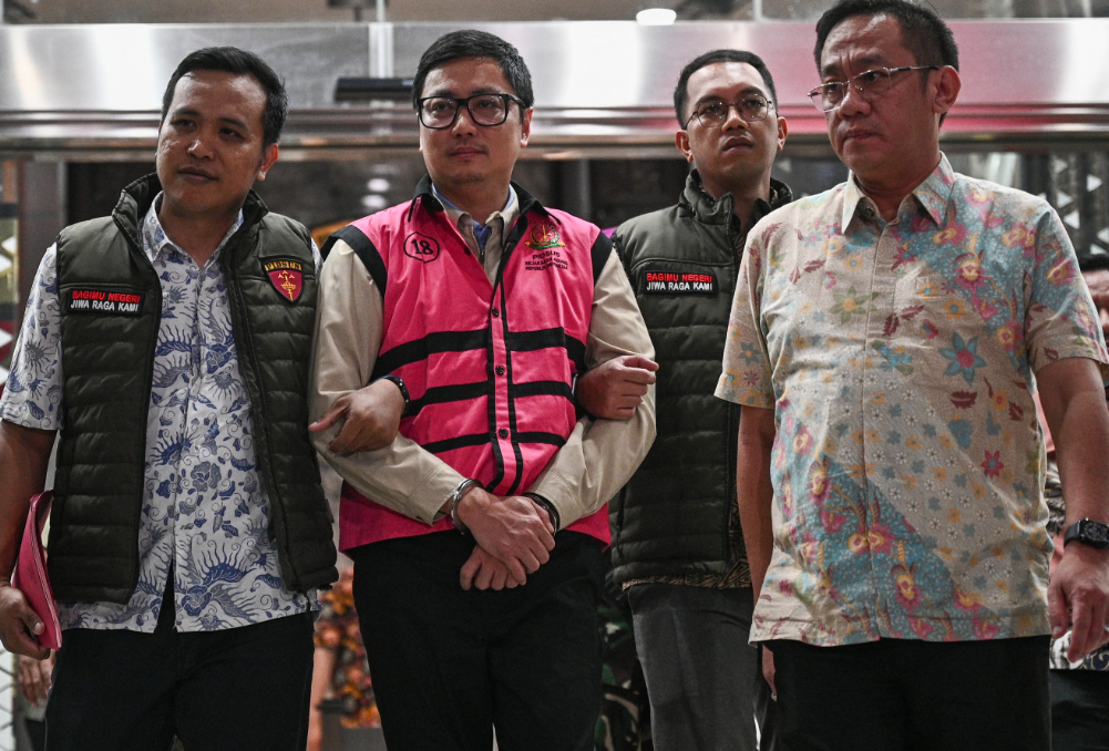 Indonesia expands corruption investigation into free school meals programme