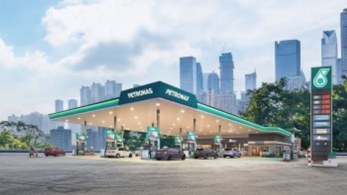Petronas Fuel Supply Secure Through September, Says Azalina
