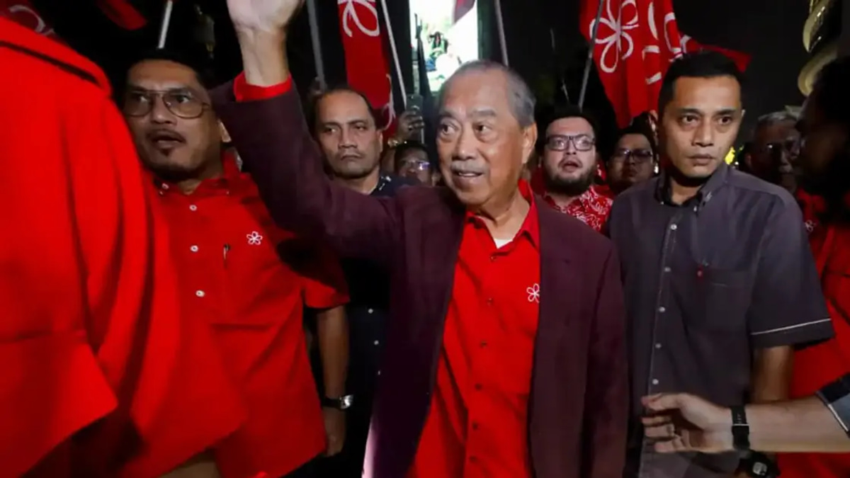 Muhyiddin Draws Crowd of 200+ Supporters Ahead of Crucial Bersatu Assembly