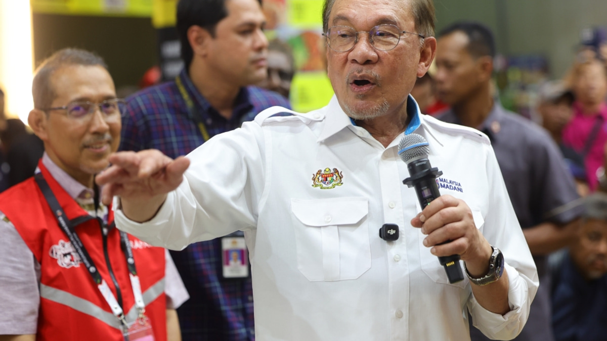 Anwar Intensifies Negeri Sembilan Campaign Blitz as Election Day Approaches