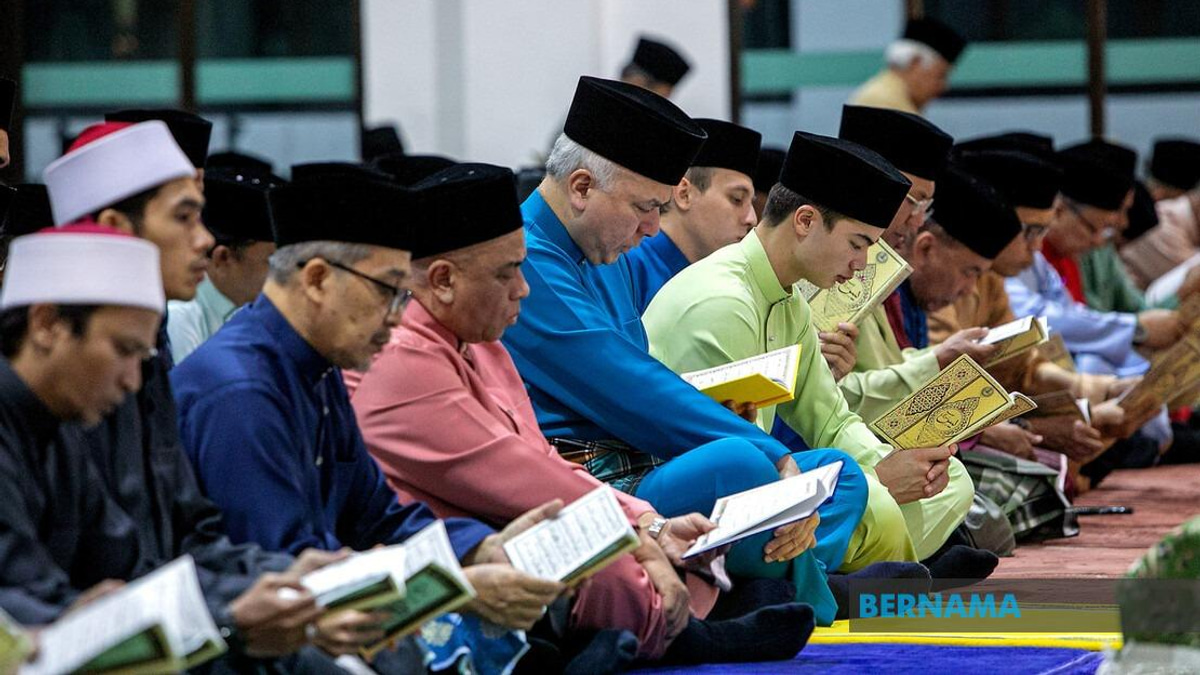 Sultan Nazrin Leads National Day Observance at New Perak Mosque