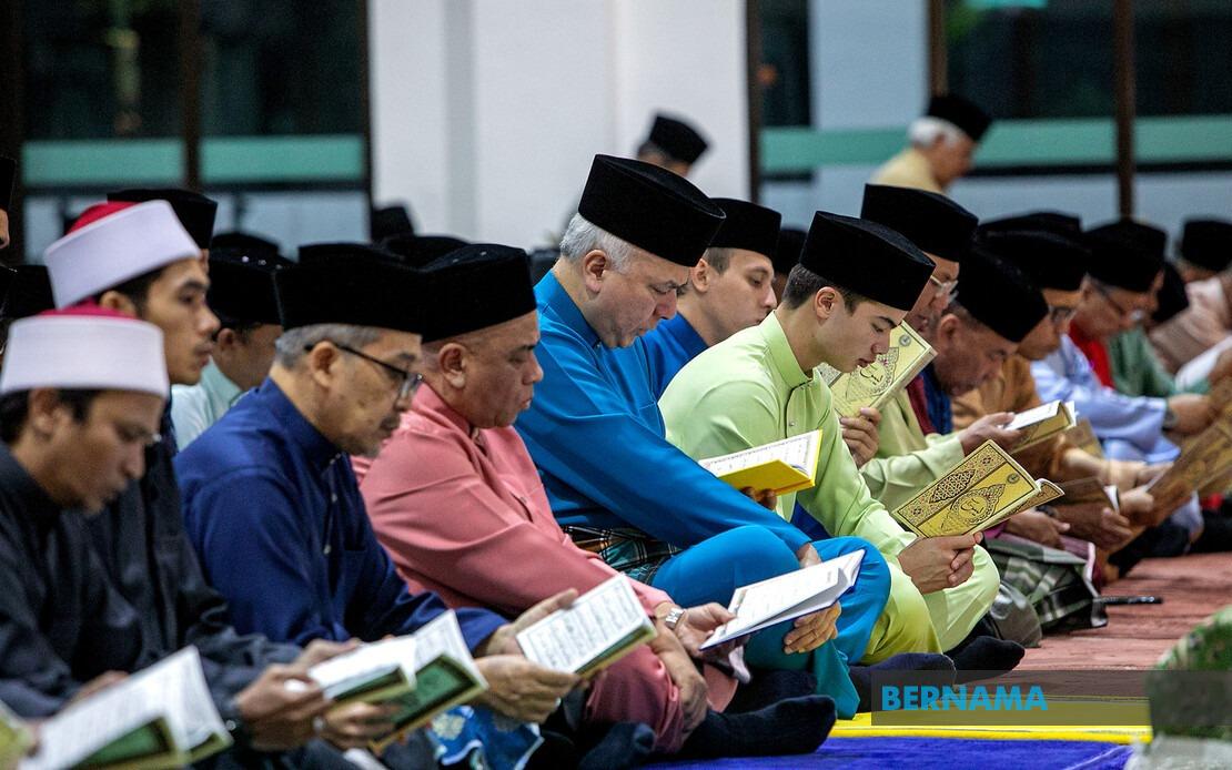 Sultan Nazrin Leads National Day Observance at New Perak Mosque