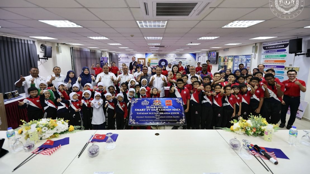 Johor Foundation Equips Schools With Smart TVs and Vision Screening, Provides 2,000 Spectacles to B40 Students