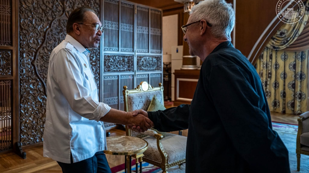Anwar Ibrahim meets Singapore GP chief to discuss Formula 1 return to Sepang