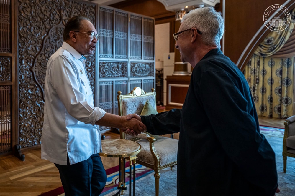 Anwar Ibrahim meets Singapore GP chief to discuss Formula 1 return to Sepang