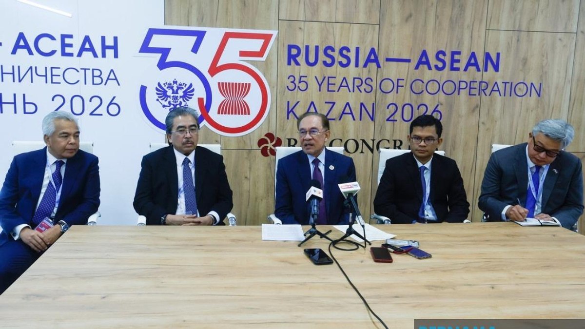 Malaysia Must Fast-track Russian Visa Deal and Air Routes, Anwar Says