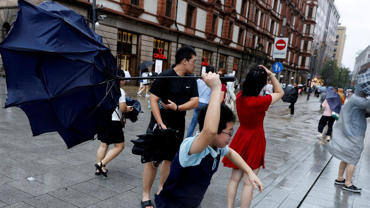 Typhoon Dolphin Batters Eastern China With Over 1,400 Flights Grounded