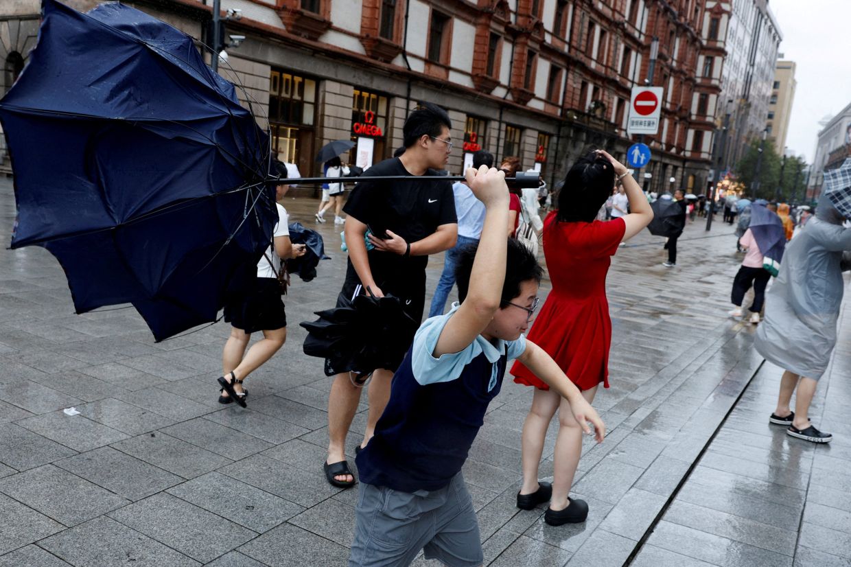 Typhoon Dolphin Batters Eastern China With Over 1,400 Flights Grounded