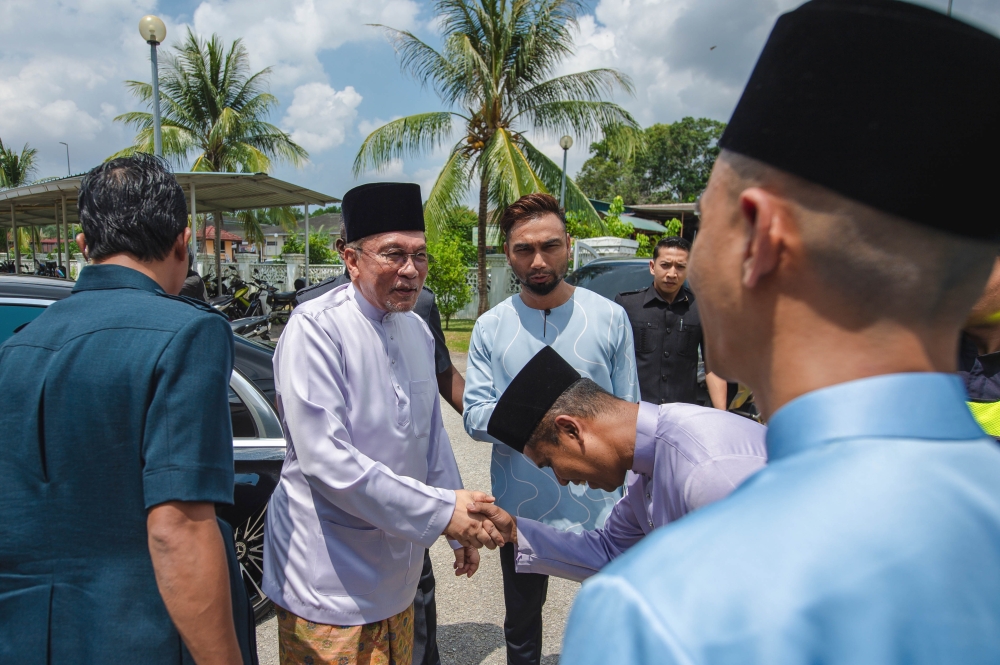 Despite Strong Q2 GDP Growth, Anwar Acknowledges Ongoing Struggles for Ordinary Malaysians and Small Businesses