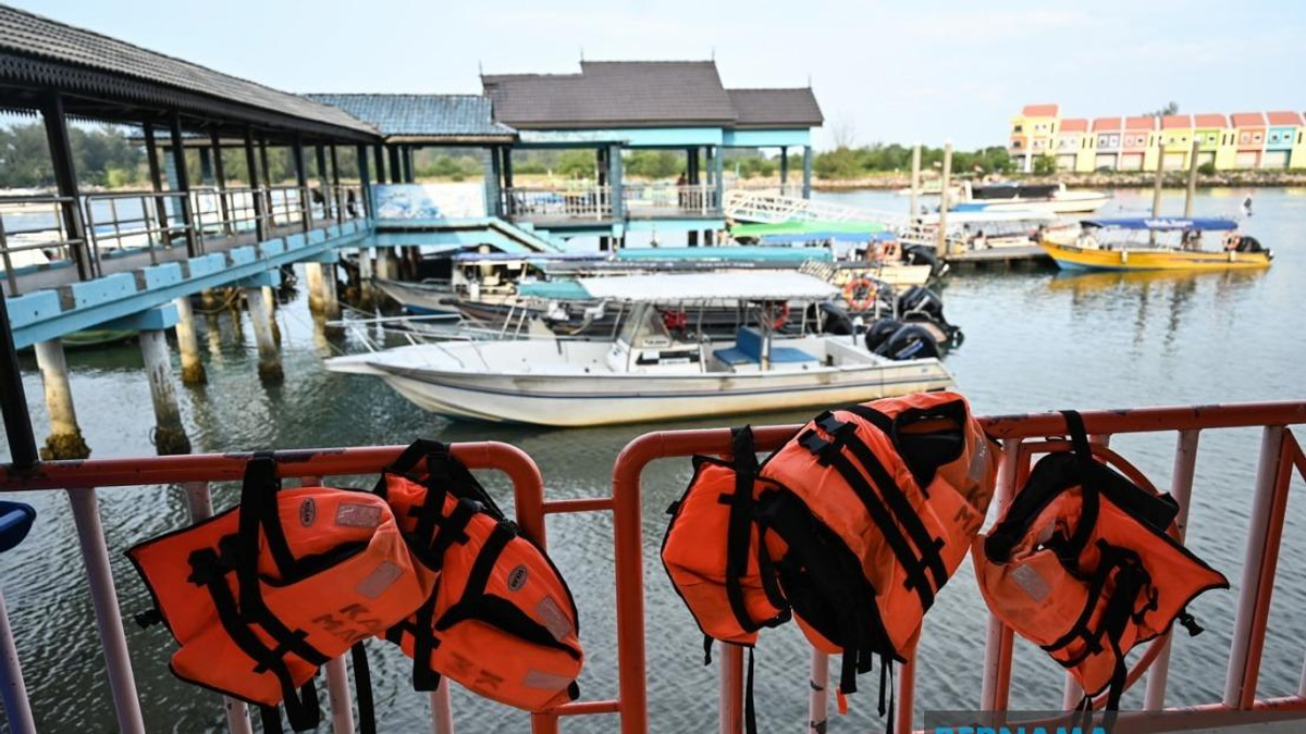 Life Jackets Must Be Worn Constantly at Sea, Terengganu Officials Stress Following Boat Capsize