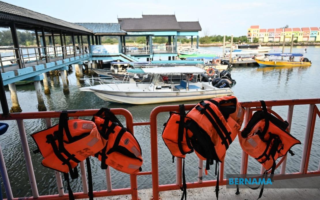 Life Jackets Must Be Worn Constantly at Sea, Terengganu Officials Stress Following Boat Capsize