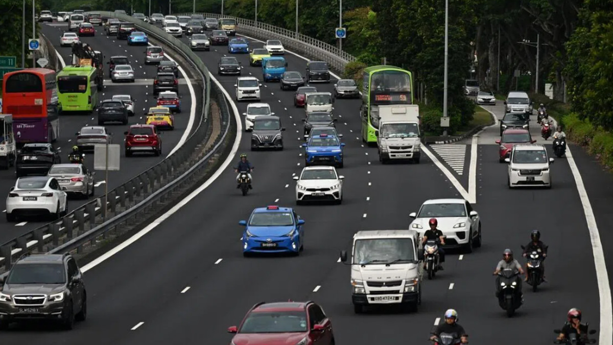 Singapore's ride-hailing platforms extend driver surcharges through end of September