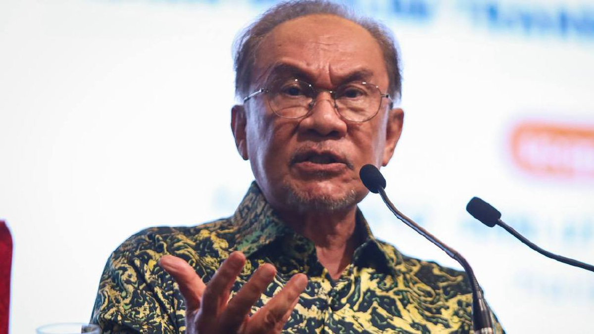 Anwar Rejects Sanusi's 'Tanah Melayu' Comments, Calls for Inclusive Malaysia
