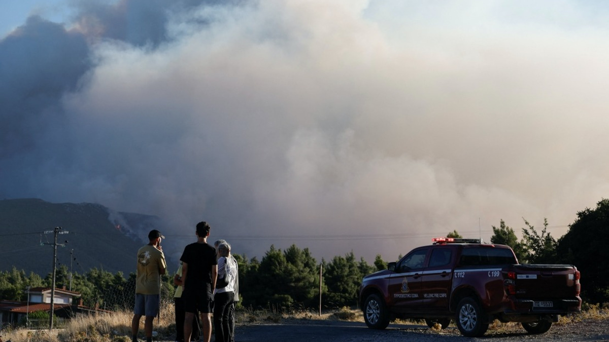 Greece Battles Massive Wildfires as Flames Close In on Megara Near Athens