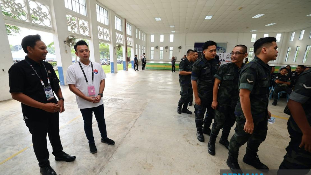 Johor Candidates Monitor Early Voting for Security Forces Ahead of Saturday Poll