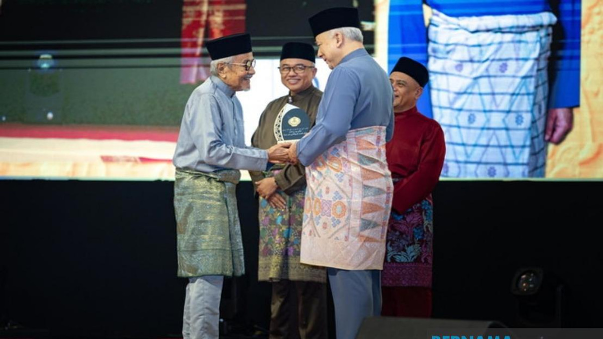 Veteran Malaysian Director Rahim Razali Honoured at Perak Maulidur Rasul Awards Ceremony