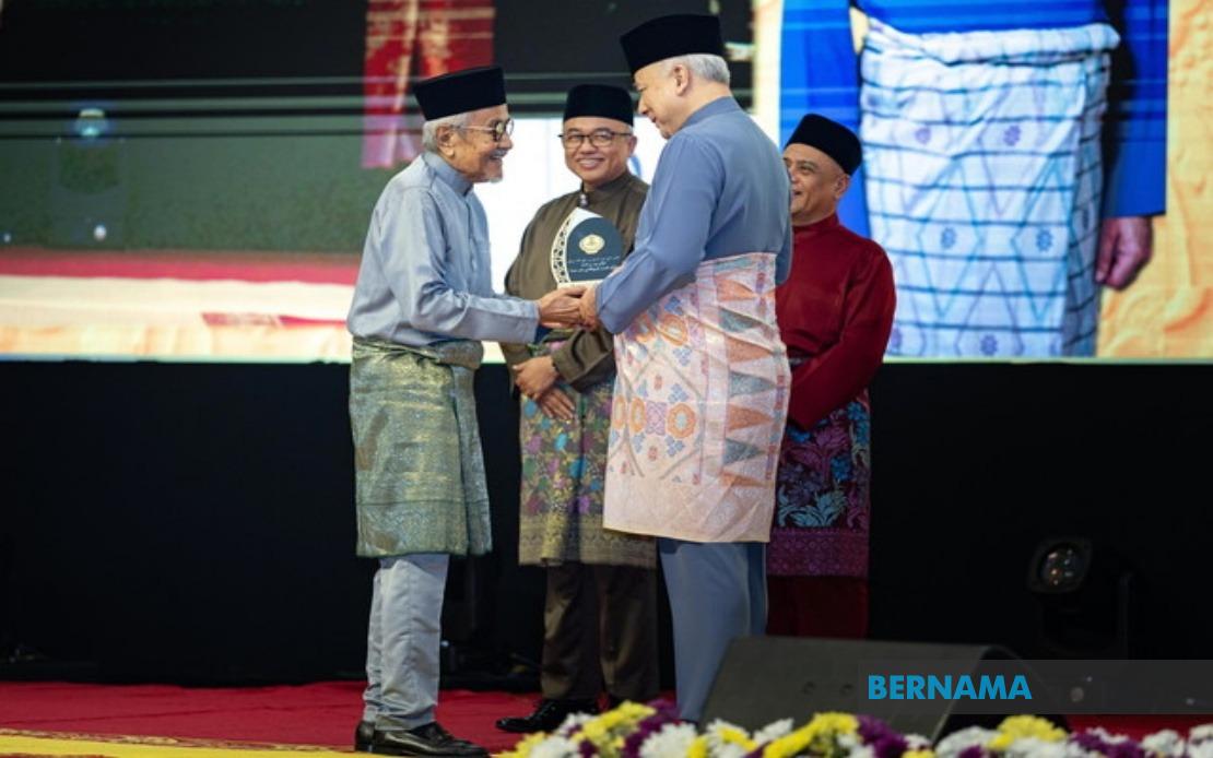 Veteran Malaysian Director Rahim Razali Honoured at Perak Maulidur Rasul Awards Ceremony