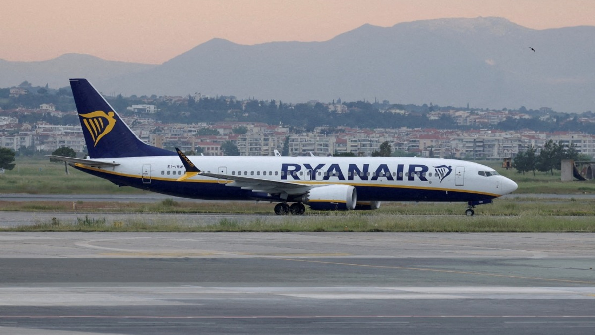 Dramatic Mid-Flight Emergency as Window Shatters on Ryanair Flight from Greece
