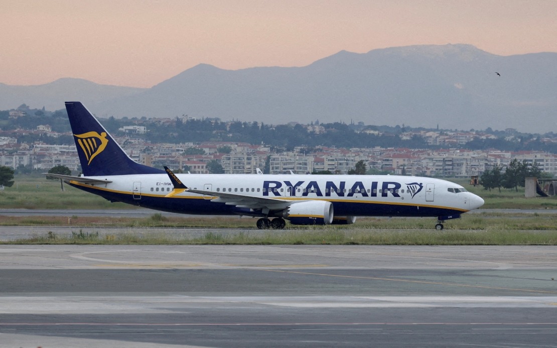 Dramatic Mid-Flight Emergency as Window Shatters on Ryanair Flight from Greece