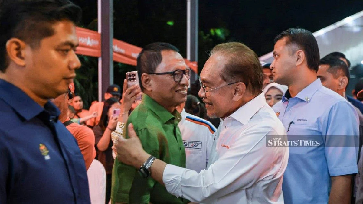 Rafizi quips over Puad's apparent shift from Umno ranks after PM embrace