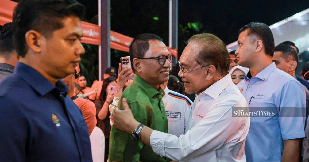 Rafizi quips over Puad's apparent shift from Umno ranks after PM embrace