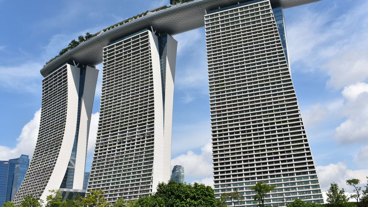 Singapore's Casino Duopoly Widens as Resorts World Sentosa Struggles Against Marina Bay Sands