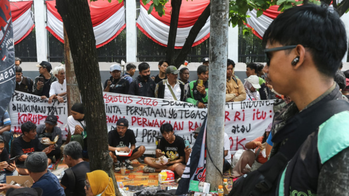 Jakarta activists demand swift corruption crackdown as protesters storm parliament