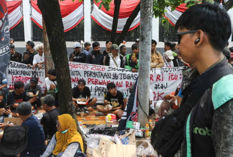 Jakarta activists demand swift corruption crackdown as protesters storm parliament