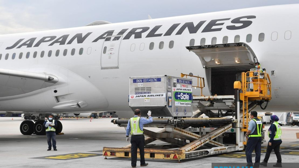 Japan Airlines Cuts Fuel Surcharges as Oil Prices Ease from US-Iran Tensions