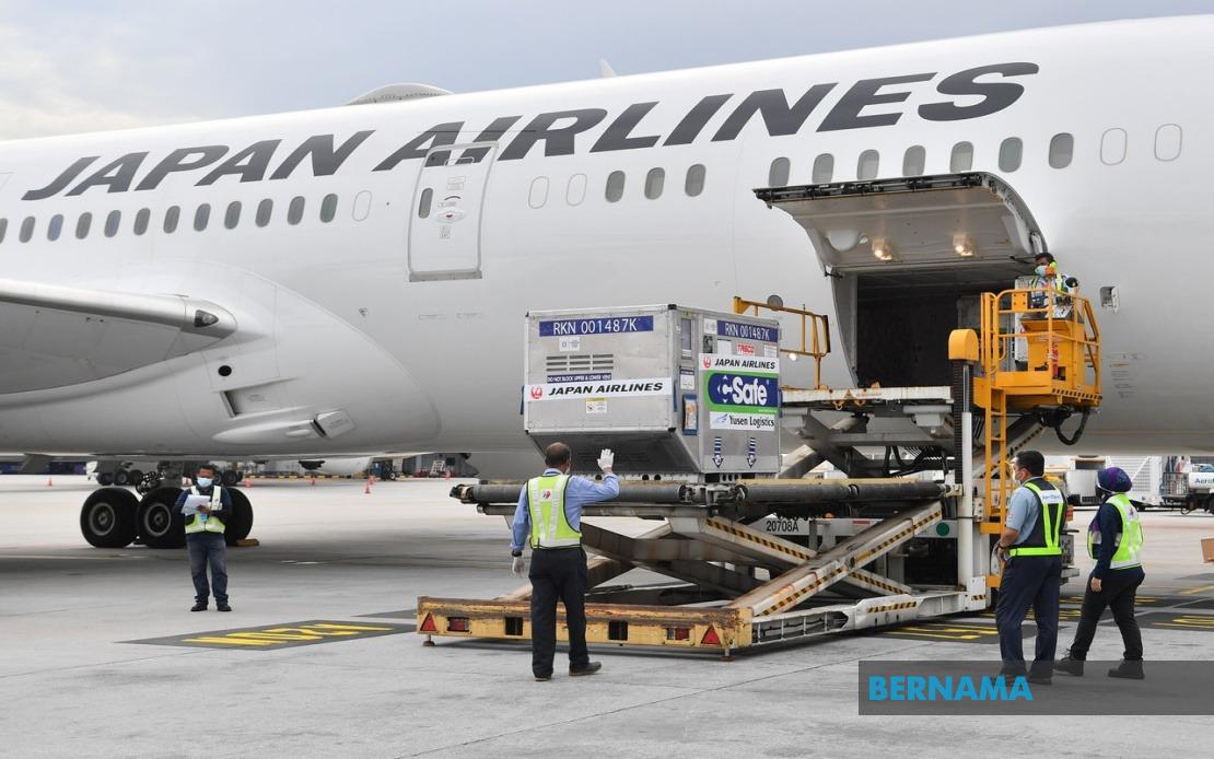 Japan Airlines Cuts Fuel Surcharges as Oil Prices Ease from US-Iran Tensions