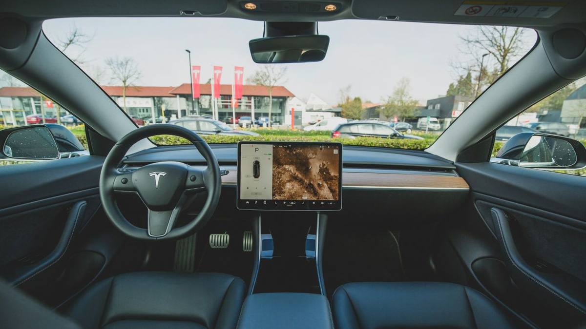 Tesla Resolves Fatal Crash Lawsuit as Safety Scrutiny Intensifies