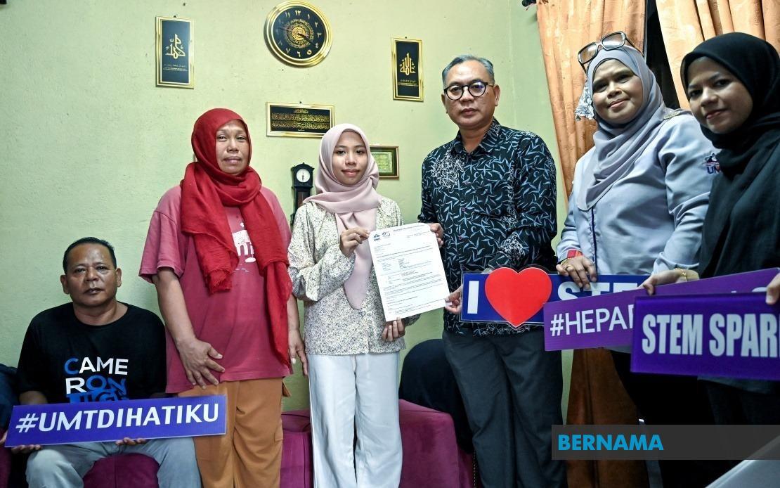 UMT Steps In To Support Teen From Struggling Family To Pursue University Studies