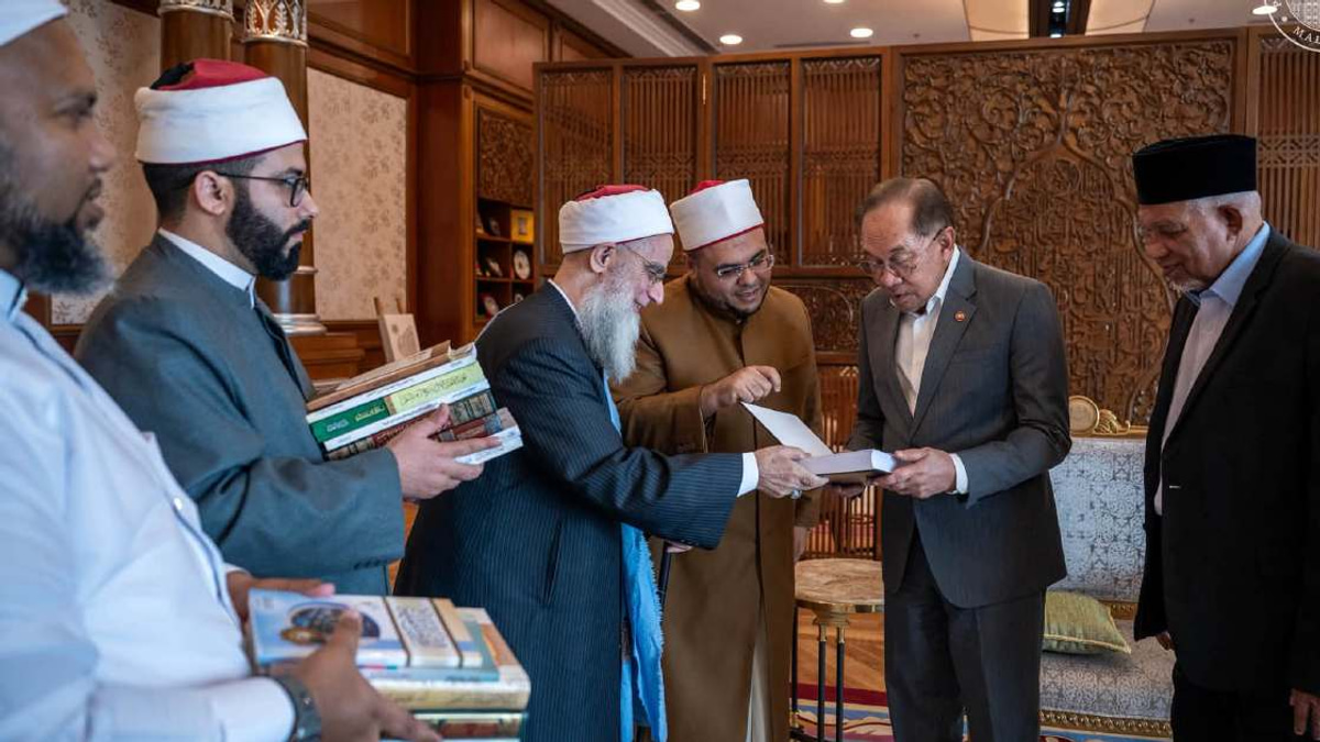 PM Anwar Welcomes Prominent Egyptian Islamic Scholar to Putrajaya