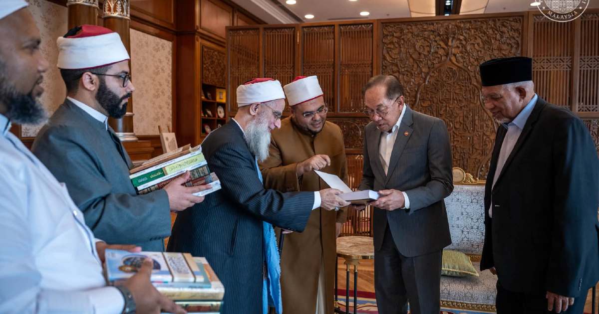 PM Anwar Welcomes Prominent Egyptian Islamic Scholar to Putrajaya