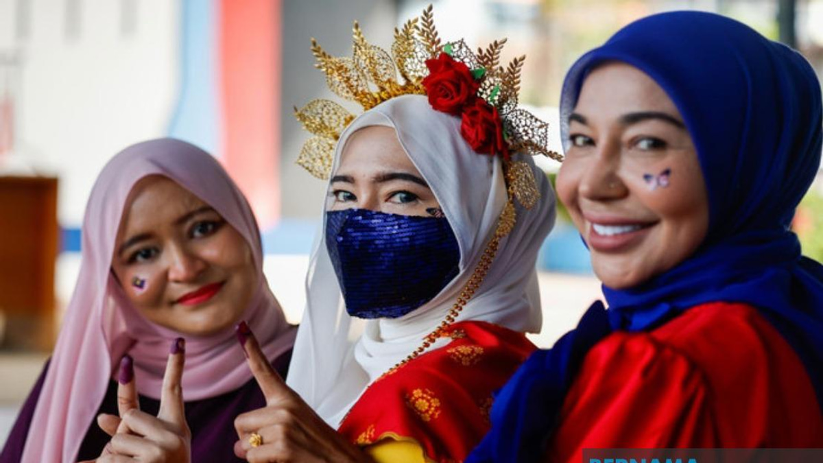 Sisters Light Up Rantau Polling Centre With Patriotic Jalur Gemilang Fashion Statement