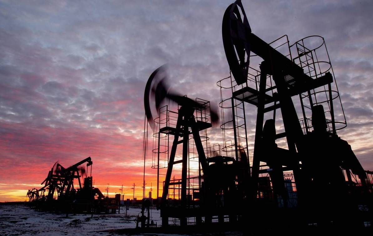 Oil Markets Caught Between Supply Disruptions and Weakening Demand as Iran Talks Stall