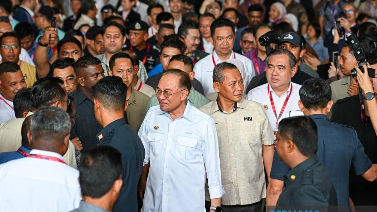 Anwar Calls on Melaka DAP to Delay Exit From State Government
