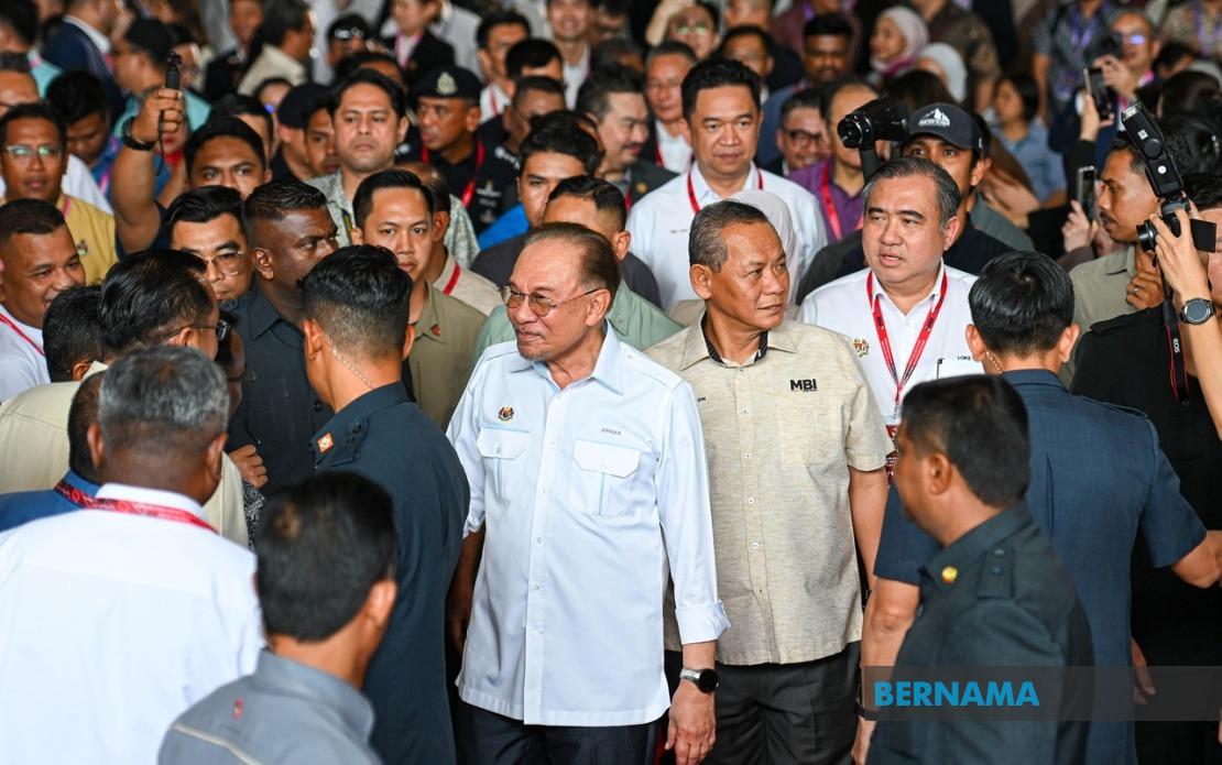 Anwar Calls on Melaka DAP to Delay Exit From State Government