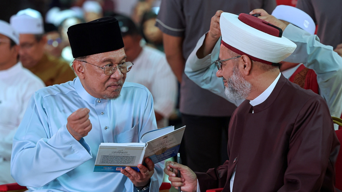 Anwar Lauds Al-Azhar Grand Imam as Beacon of Global Moderation