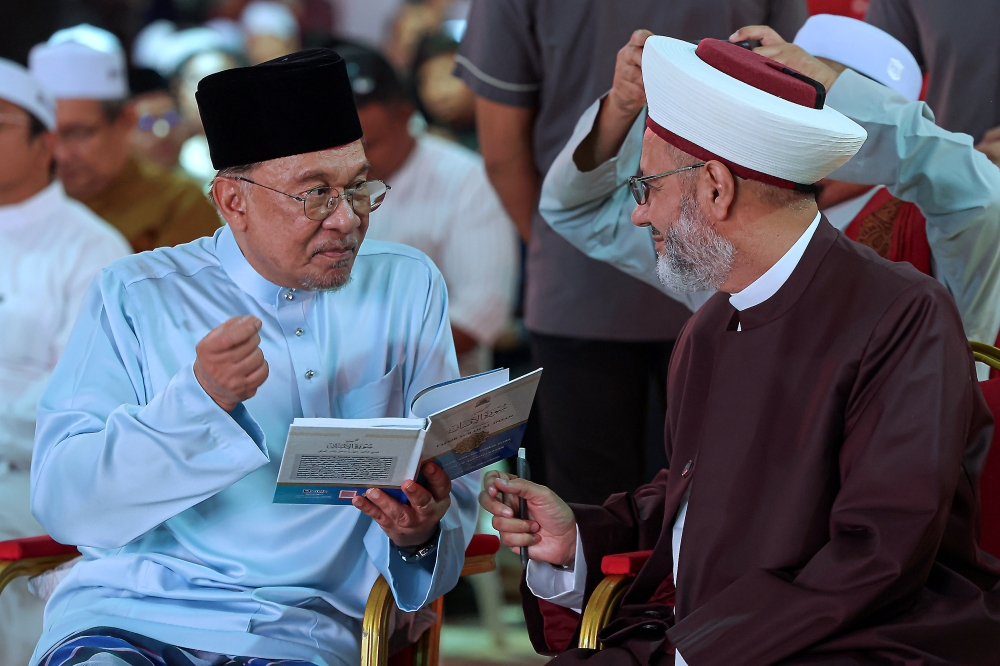 Anwar Lauds Al-Azhar Grand Imam as Beacon of Global Moderation