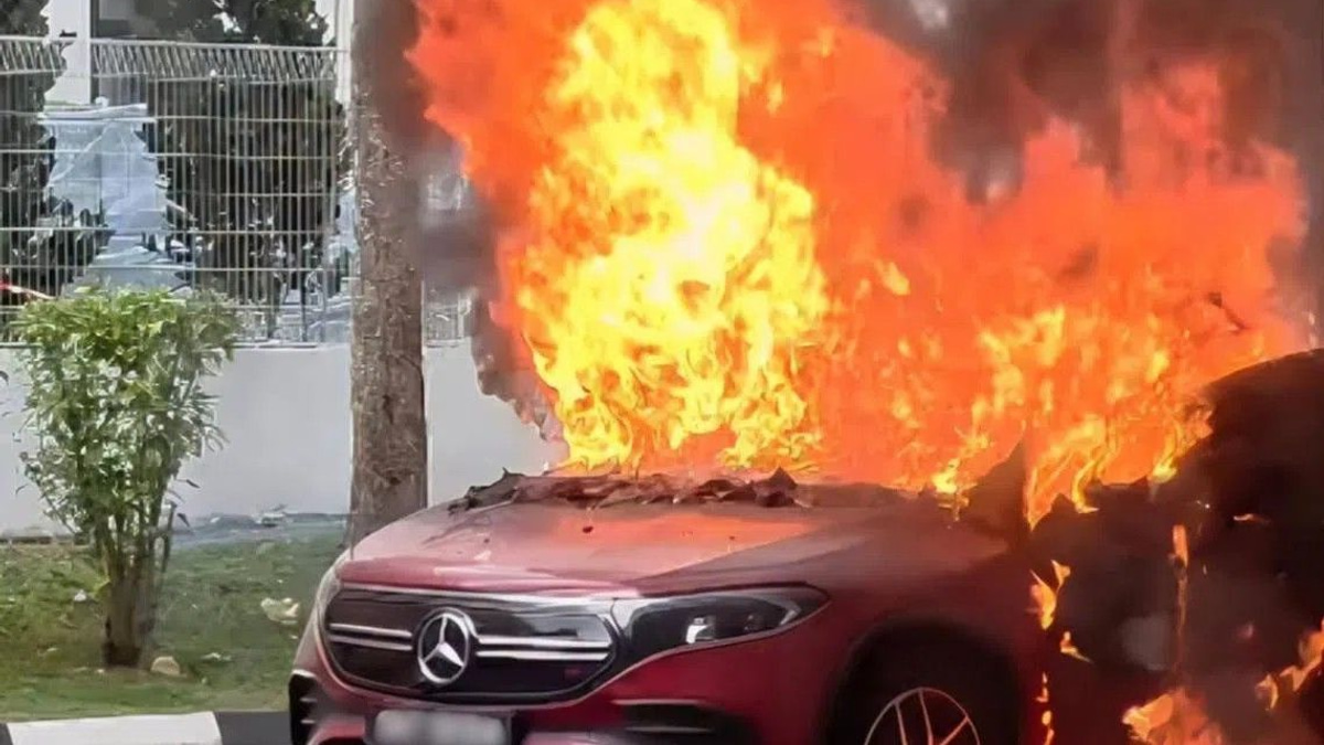 Electric vehicle erupts in flames at Woodlands HDB carpark; driver escapes unhurt