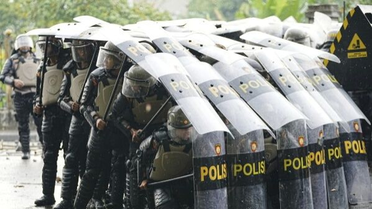 Indonesia's security agencies clash over graft probe as military deploys to prosecutor's home