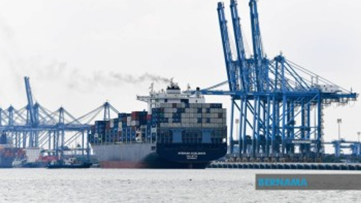 Malaysia's Export Growth Forecast Raised to 21.7% for 2026 on Strong Tech Demand