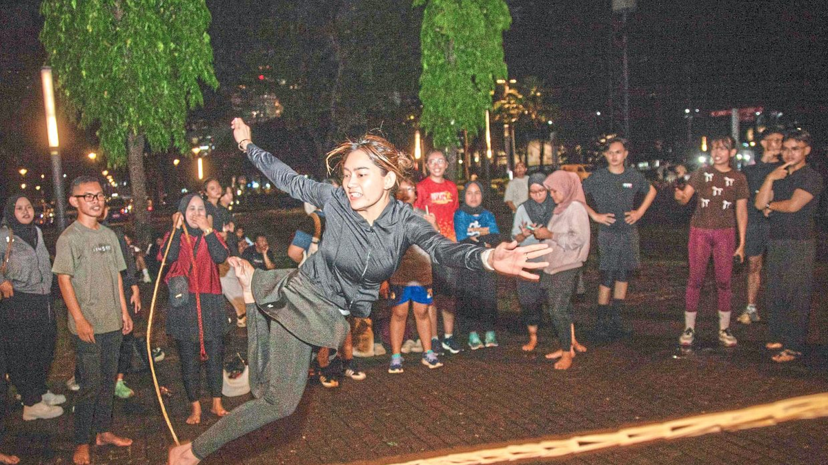 Indonesia's Burnt-out Workers Find Stress Relief in Childhood Games