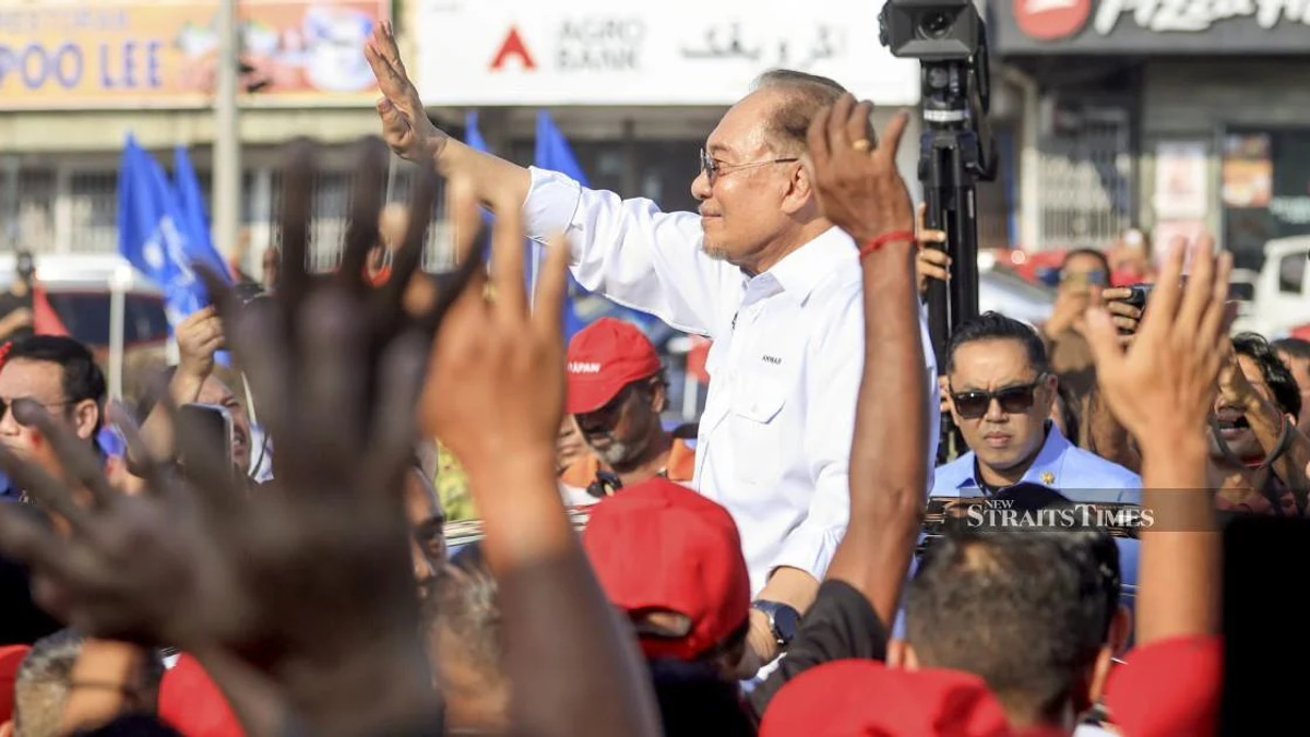 Anwar urges Johor voters to give PH a chance