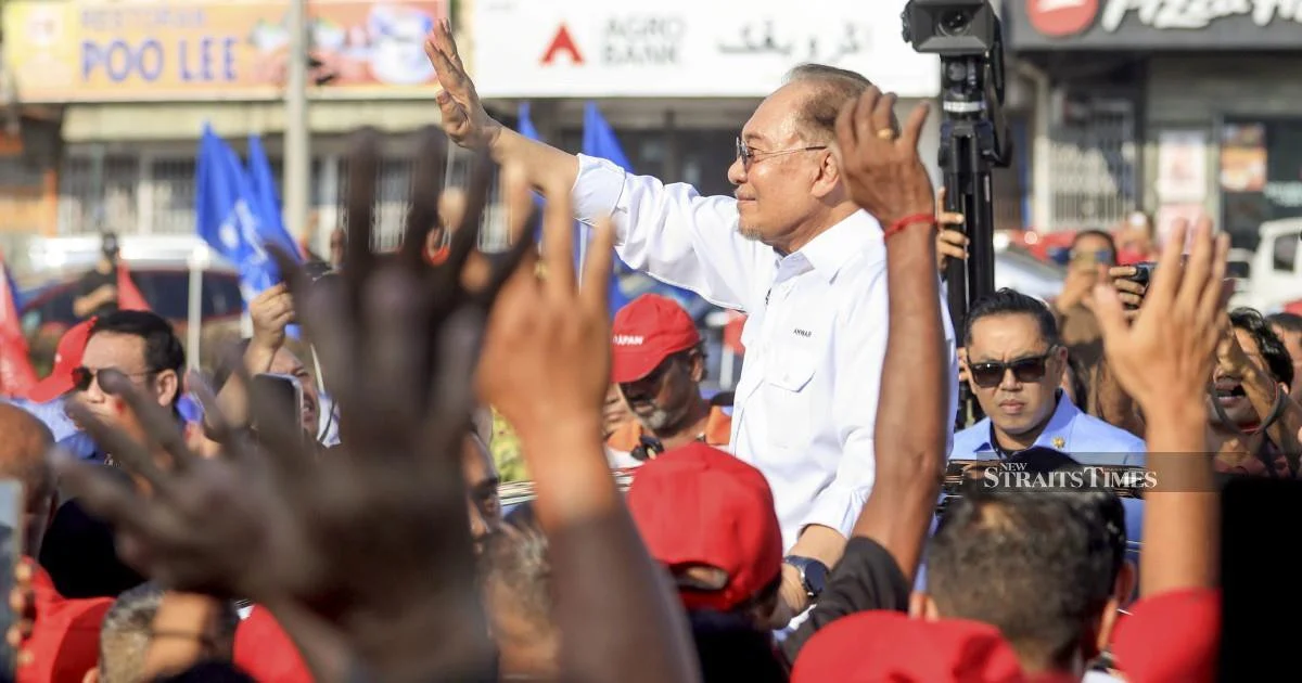 Anwar urges Johor voters to give PH a chance