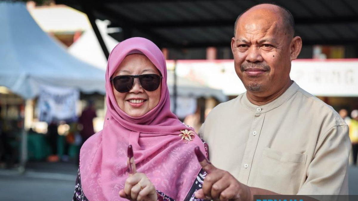 Senior Party Chiefs Among First Voters in Johor State Election